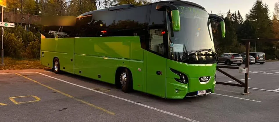 Zelený diaľkový autobus na parkovisku