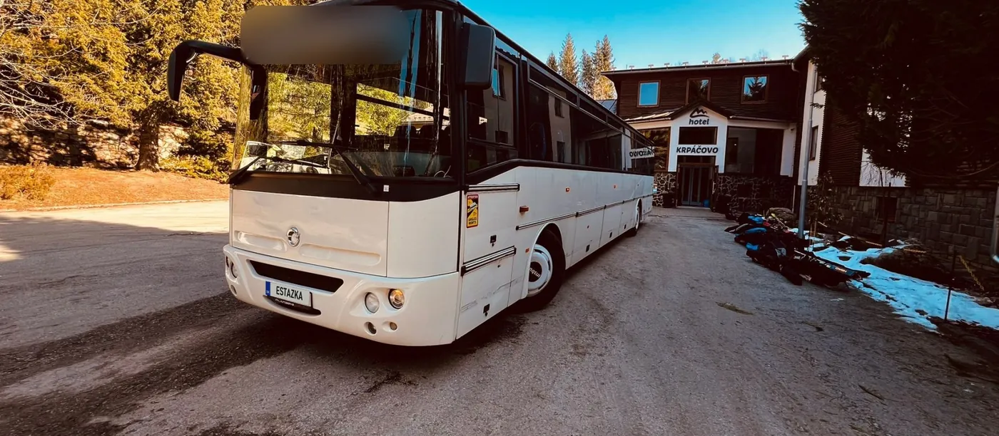 Biely linkový autobus na dvore dopravcu