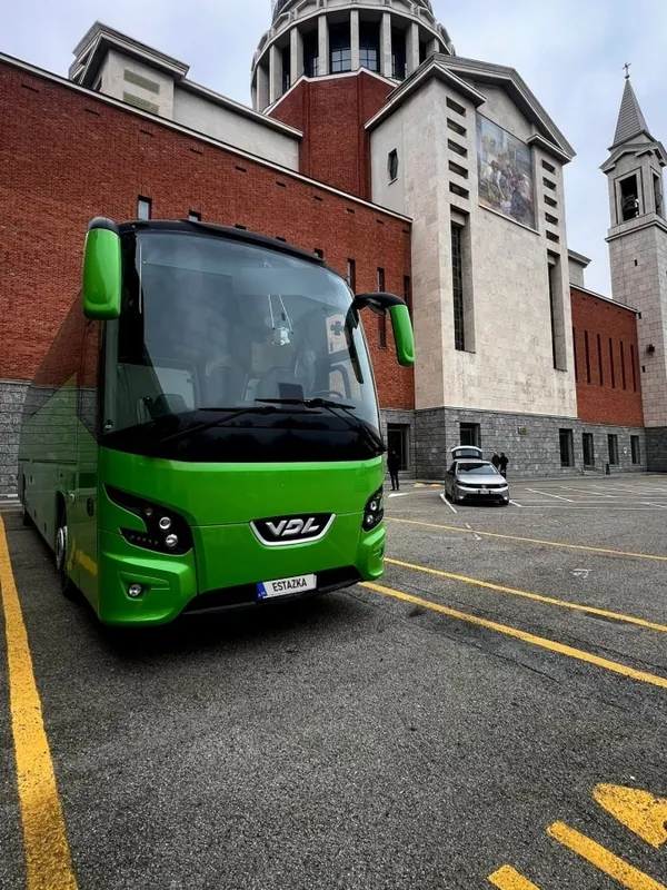 Autobus na parkovisku pred kostolom