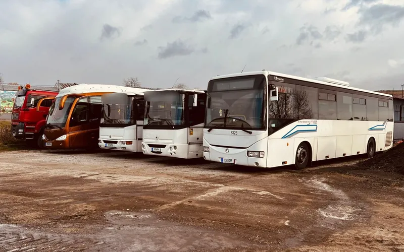Rad autobusov vozového parku na dvore dopravcu